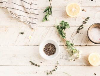 Erbe officinali e limone