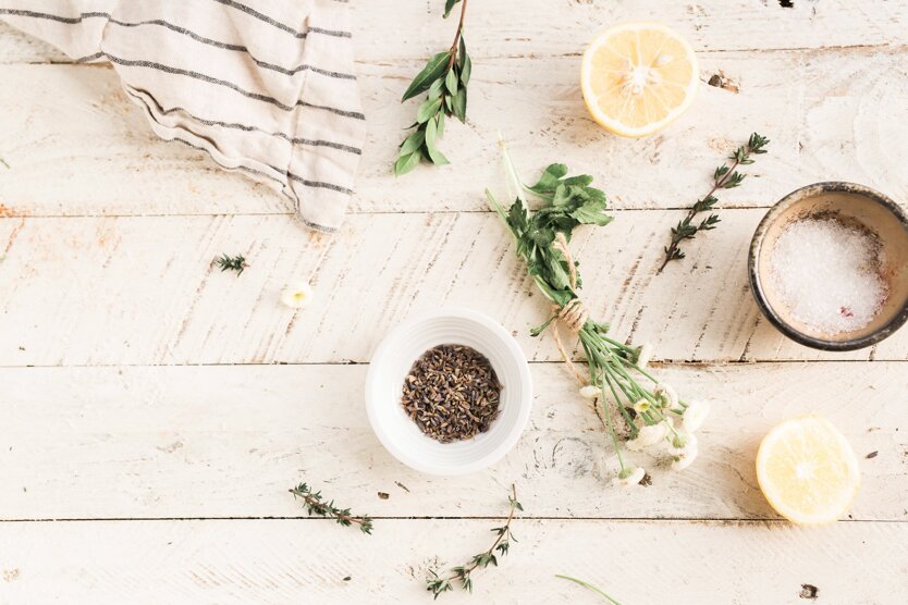 Erbe officinali, mortaio e limone
